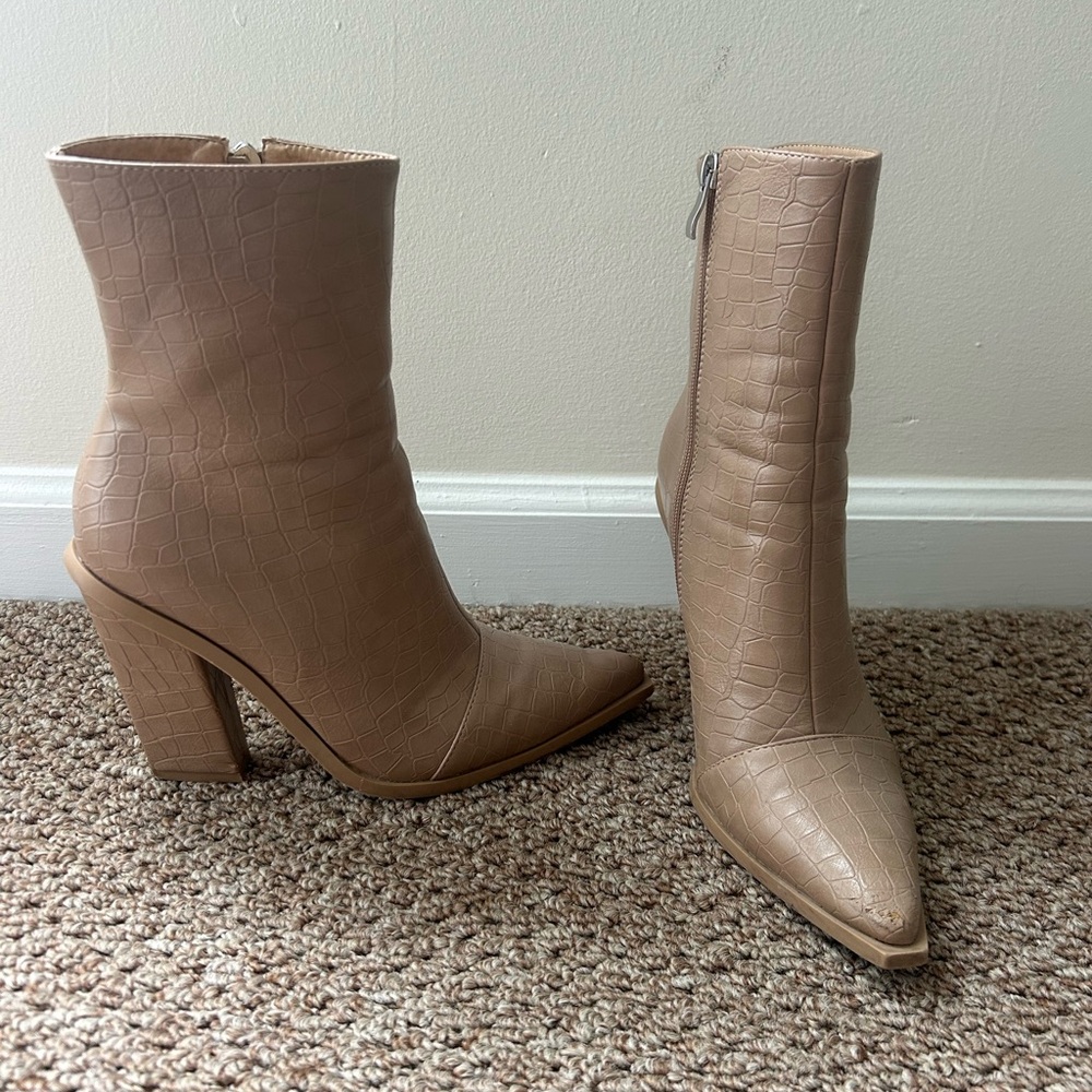 Pointed Toe Boots in Beige Croc Texture